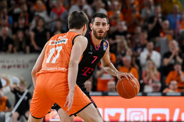 在仰泳中始 在仰泳中始